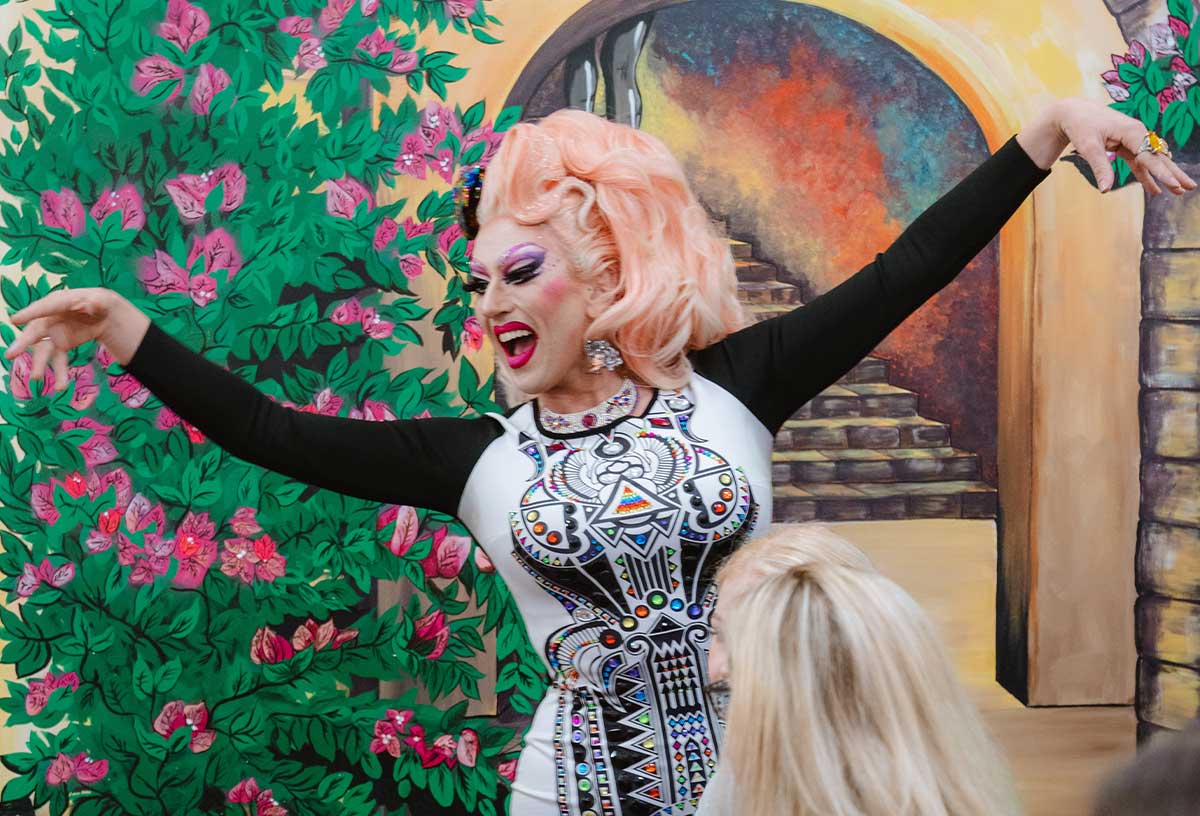 Hens party ideas Melbourne offers is drag queen shows